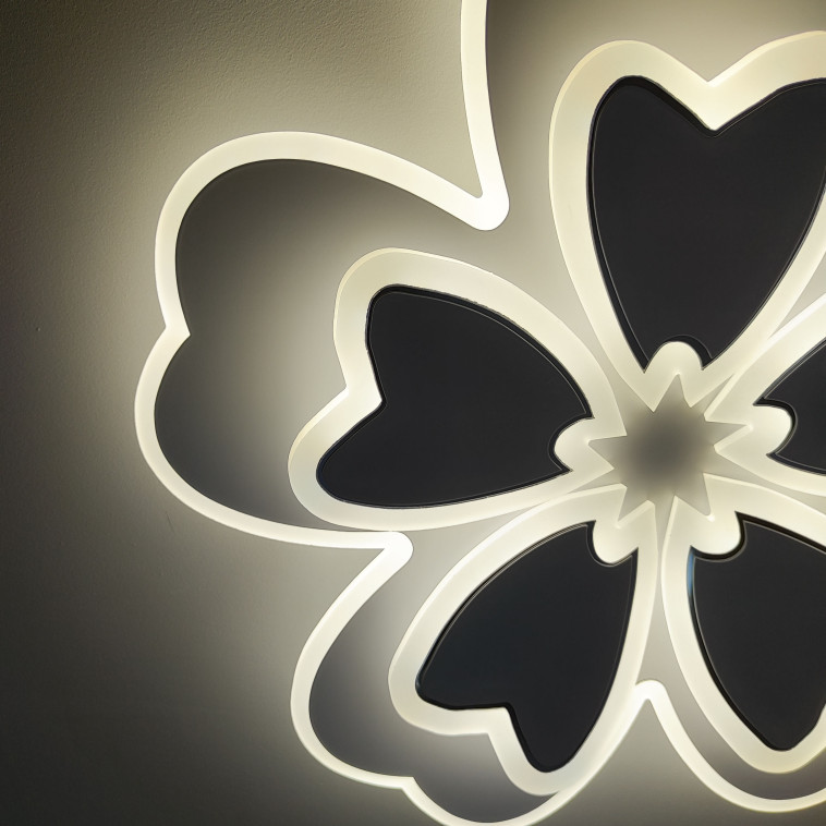 Фото №1 Люстра светодиодная 10 плафонов 52*52*7 см 132 Вт 9504LM 25м2 3 цвета пульт белый Baizheng