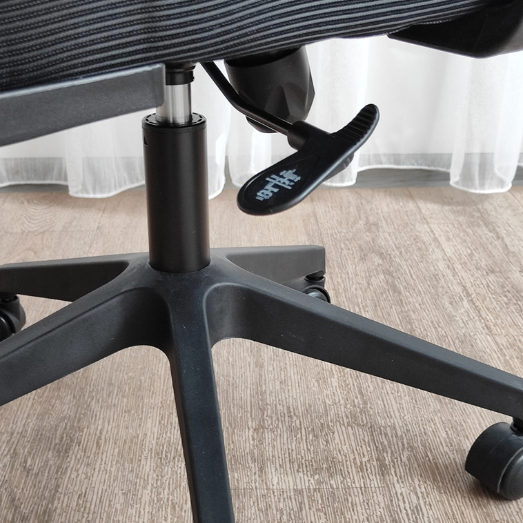 Фото №1 Кресло офисное 129*60*53 см до 150 кг механизм качания черный Baizheng