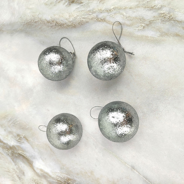 Фото Набор пластиковых шаров d-5 см 4 шт серебро Посыпка из блесток Серпантин