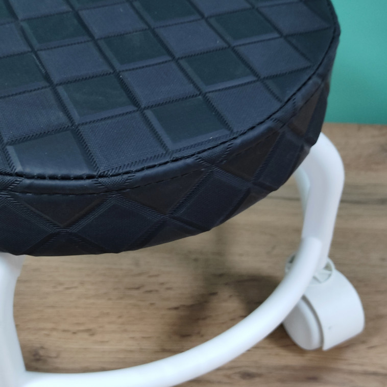 Картинка Табурет-мини пластиковый 290*240 мм с мягким сиденьем на колесах бело-черный Baizheng