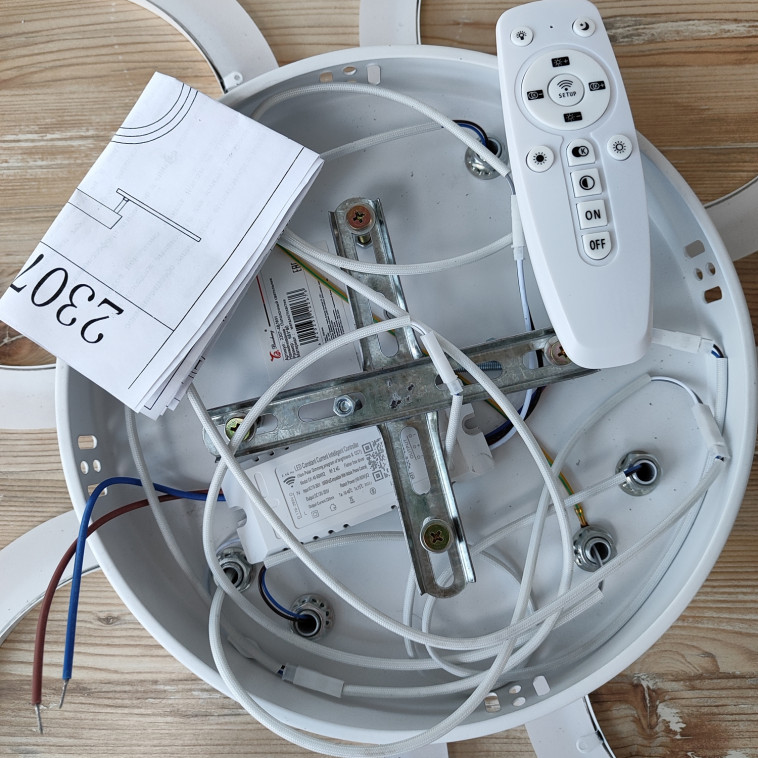 Фото №1 Люстра светодиодная 4 плафона 68,3*8 см 96Вт 3600LM 20м2 3 цвета прилож пульт белый Baizheng