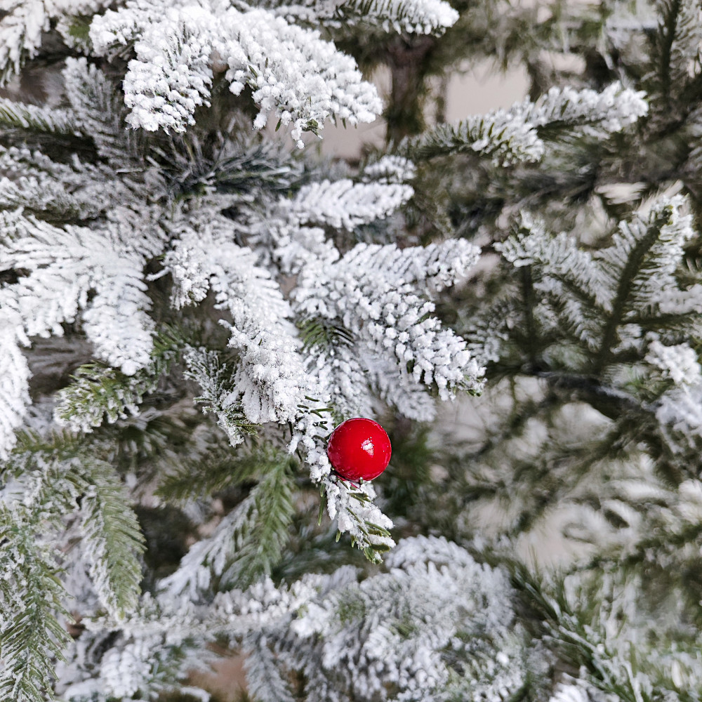 Ель искусственная 240 см побеги литые 60% шишки ягоды белый иней 85-240CM Fex