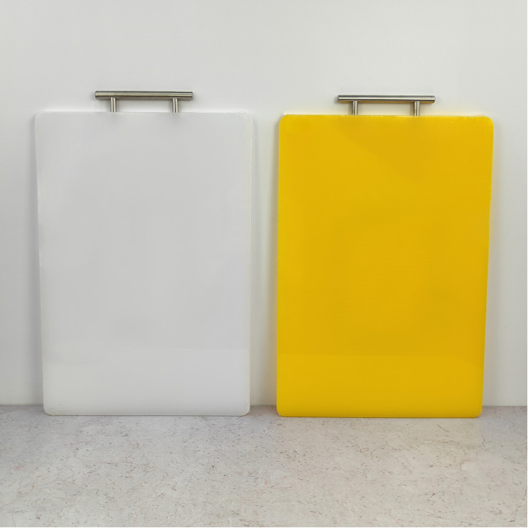 Фото Доска пластиковая разделочная 48х33х1.5 см металлическая ручка петля в ассортименте Baizheng